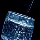 Décontaminer l'eau à l'aide d'un gel polymère... éponge